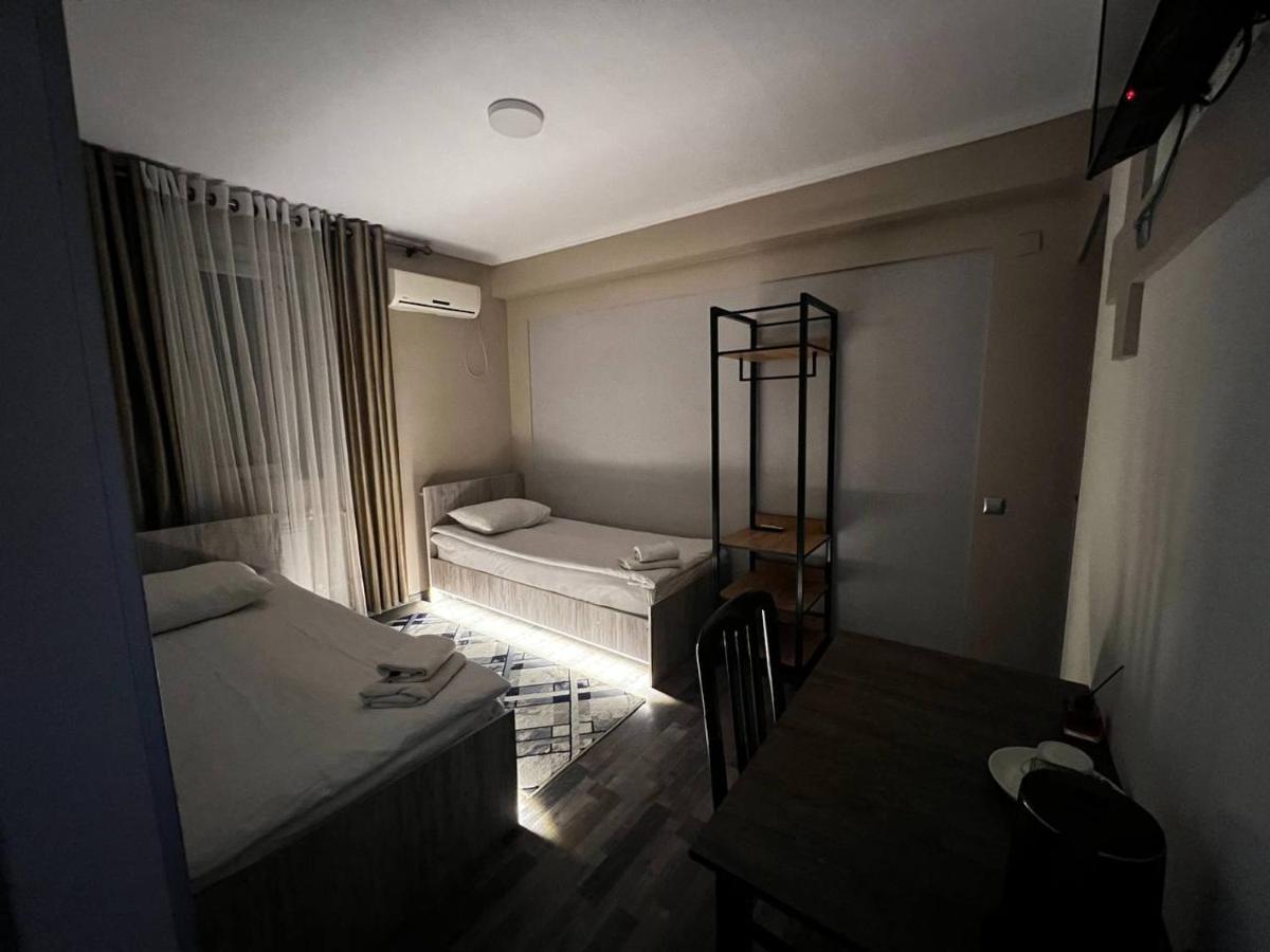 Ave Hotel Osh Bagian luar foto