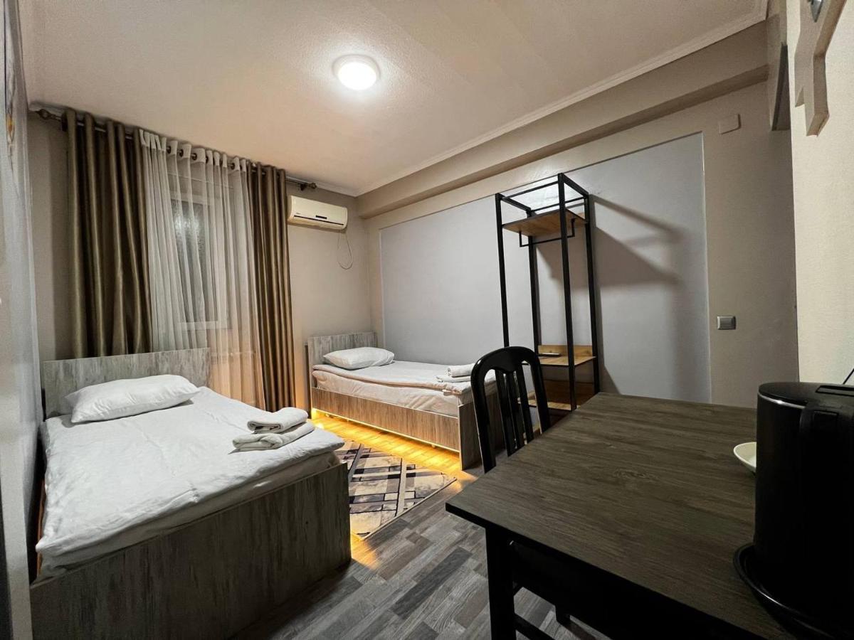 Ave Hotel Osh Bagian luar foto