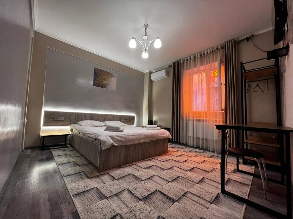 Ave Hotel Osh Bagian luar foto