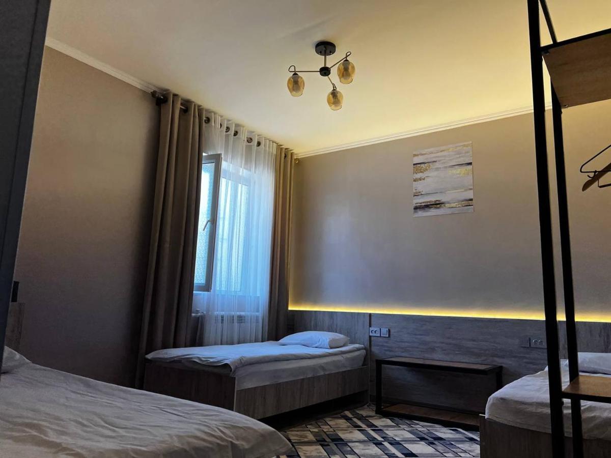 Ave Hotel Osh Bagian luar foto