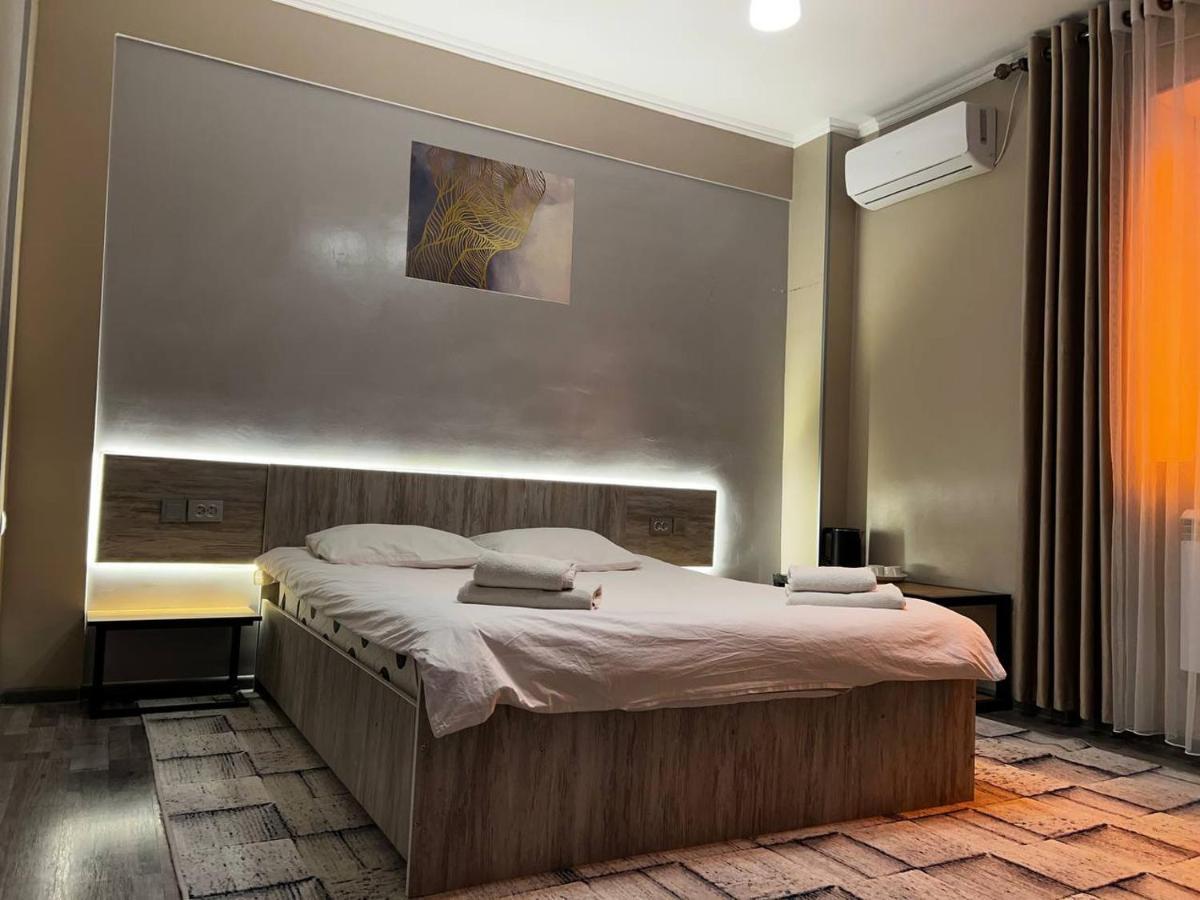 Ave Hotel Osh Bagian luar foto