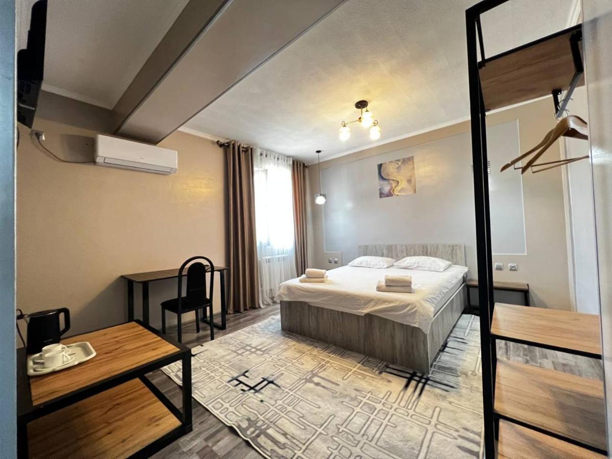 Ave Hotel Osh Bagian luar foto