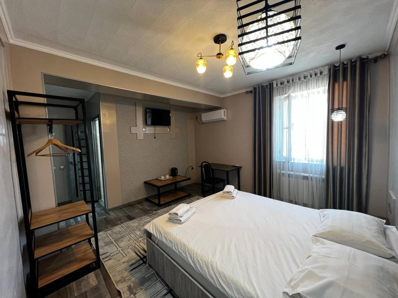 Ave Hotel Osh Bagian luar foto