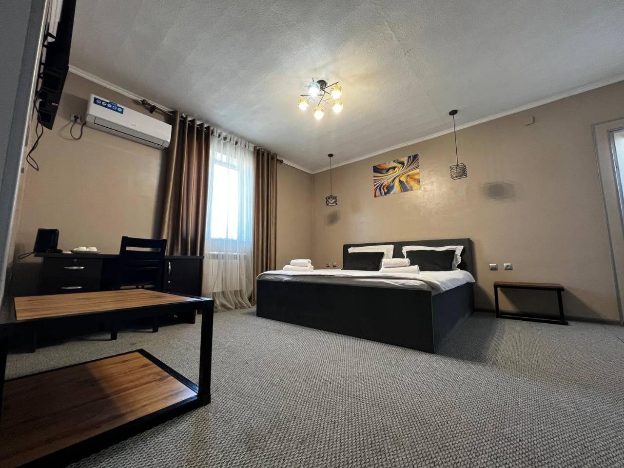 Ave Hotel Osh Bagian luar foto